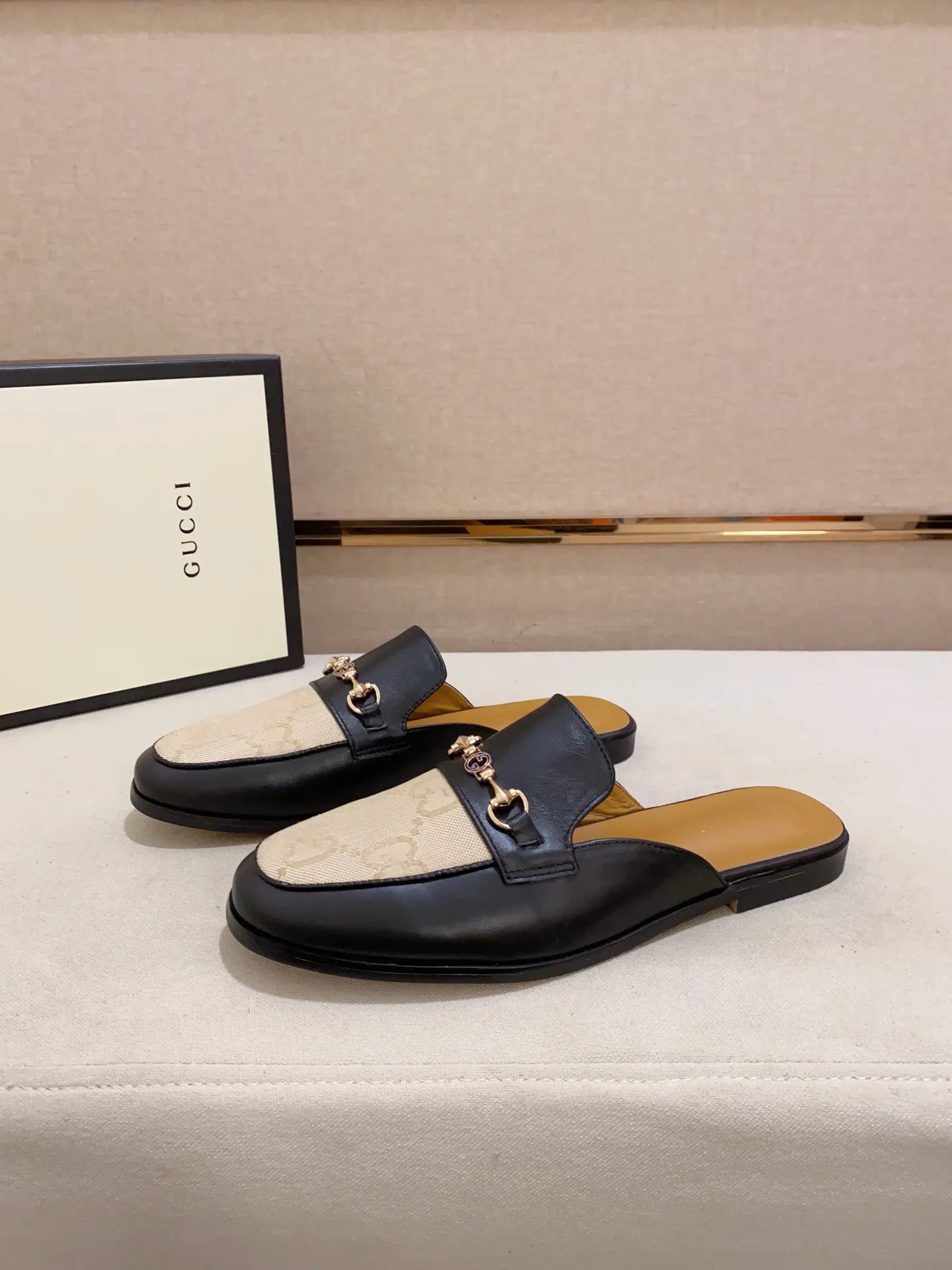 Men's shoes 💰: 380💰 (Gucci). The latest trendy shoes, casual Baotou mops, popular in physical stores, sizes 38-44. New and comfortable, imported custom-made original cowhide, with unique sequin element design. With sheepskin lining, original bottom, high-end packaging and high quality💪Details determine the quality, you can enter and leave the counter at will, welcome to compare!